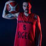 Portrait d'un joueur des Mulhouse Mustangs en maillot rouge