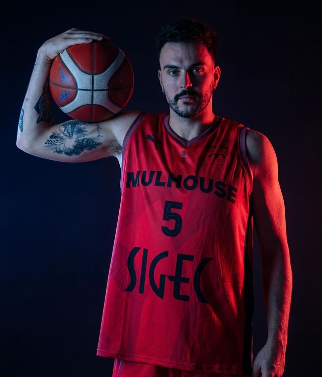 Portrait d'un joueur des Mulhouse Mustangs en maillot rouge