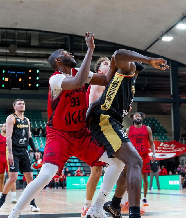 Duel physique entre un joueur des Mustangs et un joueur des Metropolitans – 31 mars 2026
