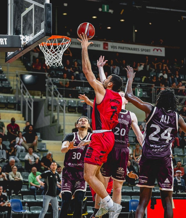 Tir en suspension d'un joueur des Mustangs lors du match face à Toulouse – 9 avril 2026